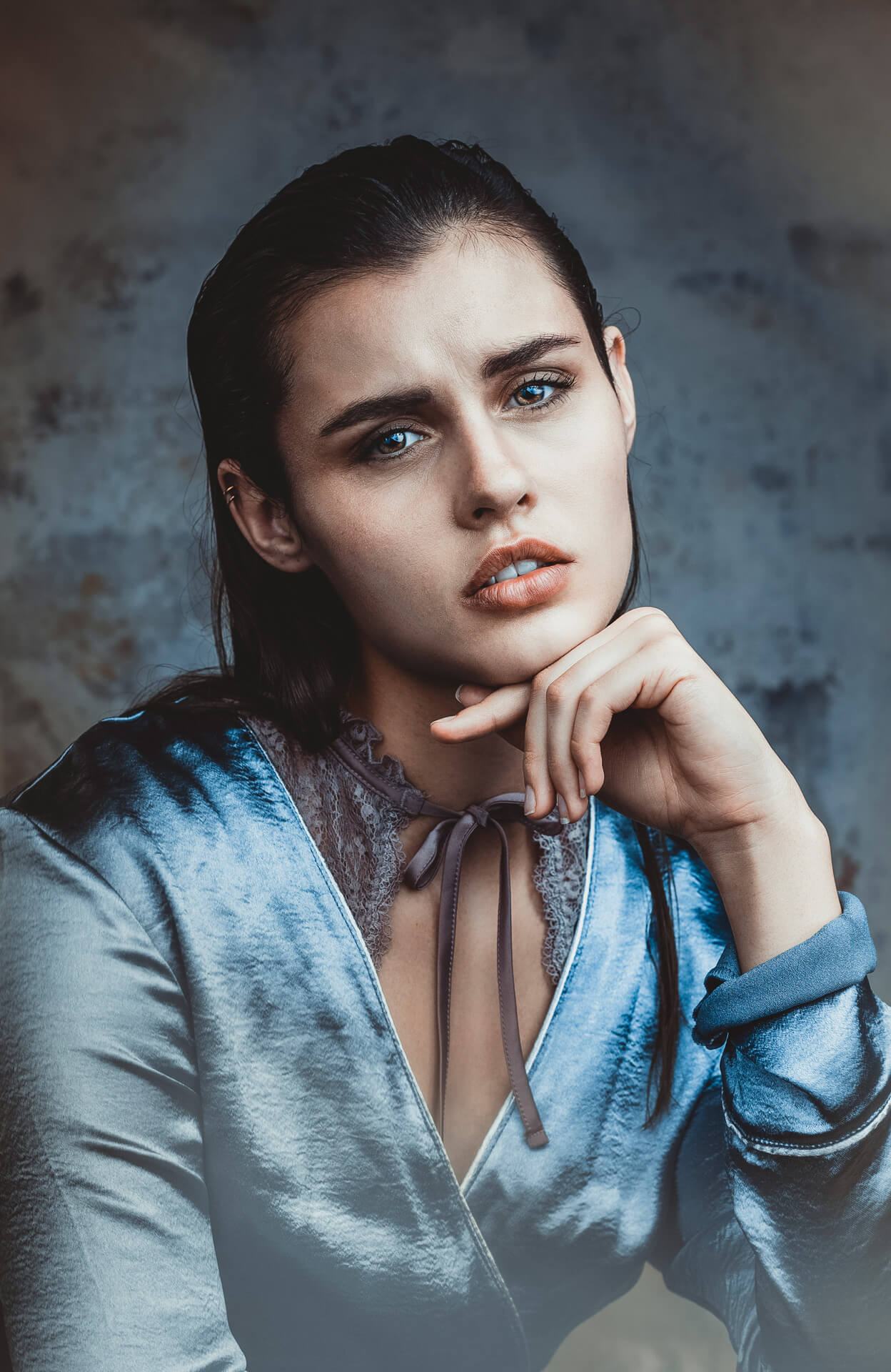 Beauty Portrait mit blauem Seidenmantel