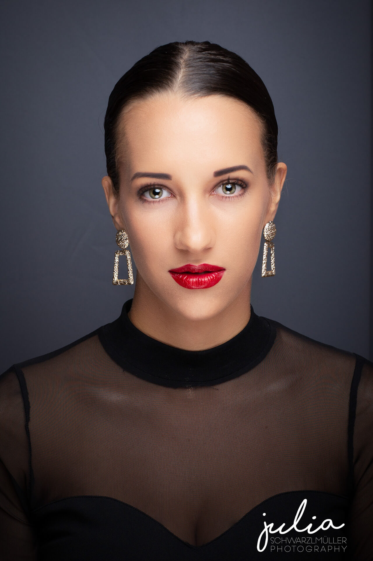 Portraitfoto mit rotem Lippenstift