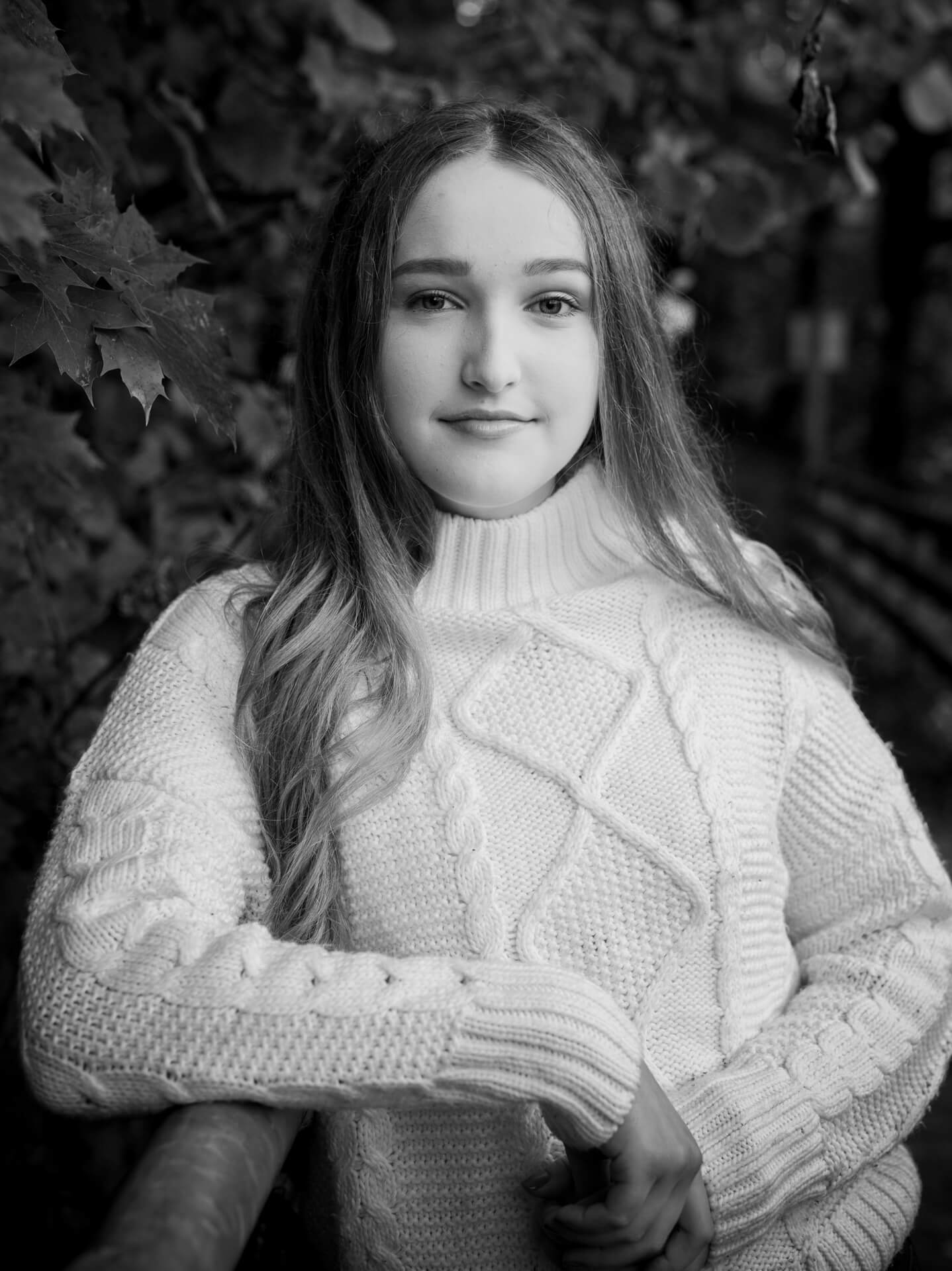 Portraitfoto junges Mädchen in Schwarz Weiß bei einem Wald