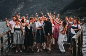 Romantisches Hochzeitsfoto von Barbara & Florian am Traunsee – Hochzeitsfotografie Oberösterreich, Julia Schwarzlmüller