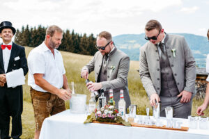 Romantisches Hochzeitsfoto von Christian & Christoph am Attersee – Hochzeitsfotografie Oberösterreich, Julia Schwarzlmüller
